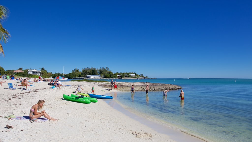 Sombrero Beach ofreciendo una bahía o puerto, una playa y kayak o canoa