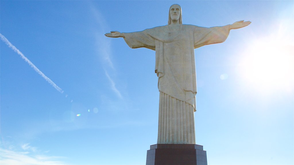 Cristo de Corcovado ofreciendo un monumento y una estatua o escultura