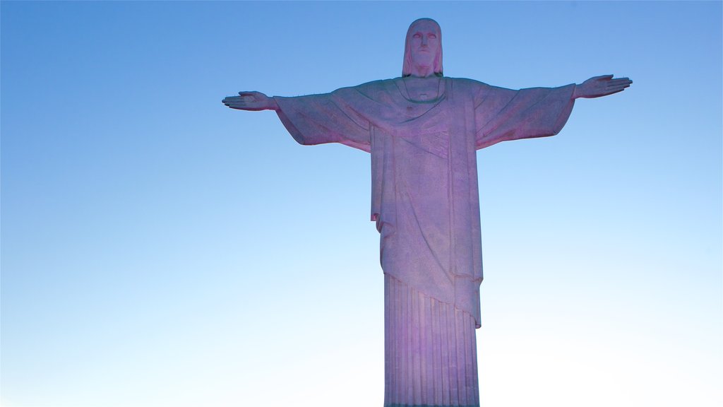 Corcovado caracterizando um monumento e uma estátua ou escultura