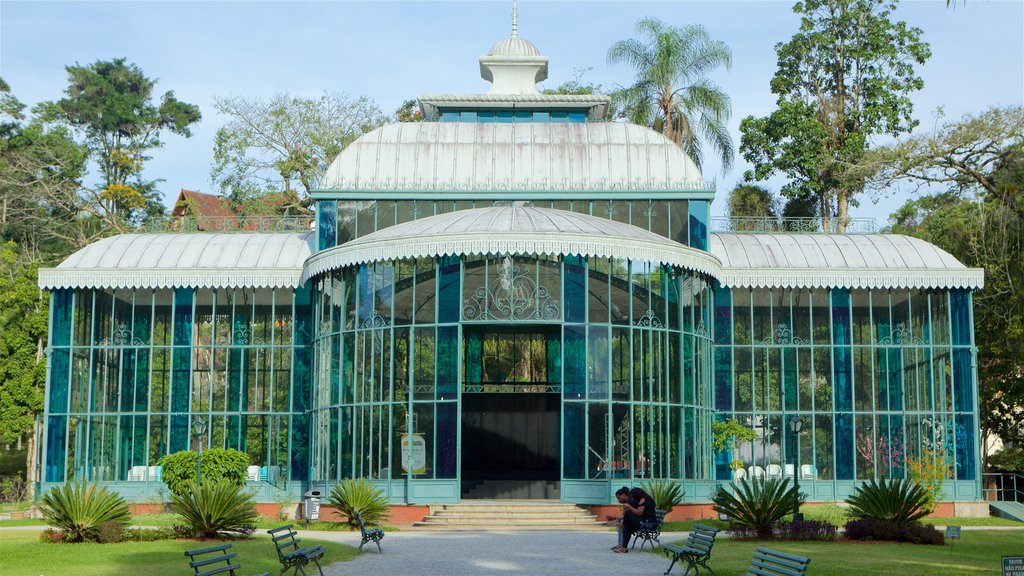 Palacio de Cristal ofreciendo un jardín y arquitectura moderna