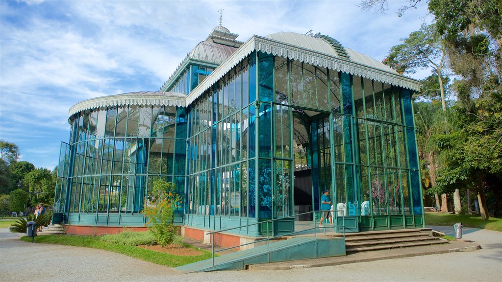 Palácio de Cristal caracterizando arquitetura moderna e um jardim