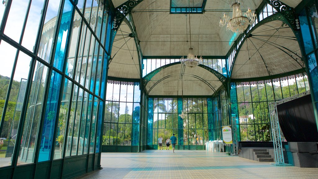 Palacio de Cristal ofreciendo vista interna y arquitectura moderna