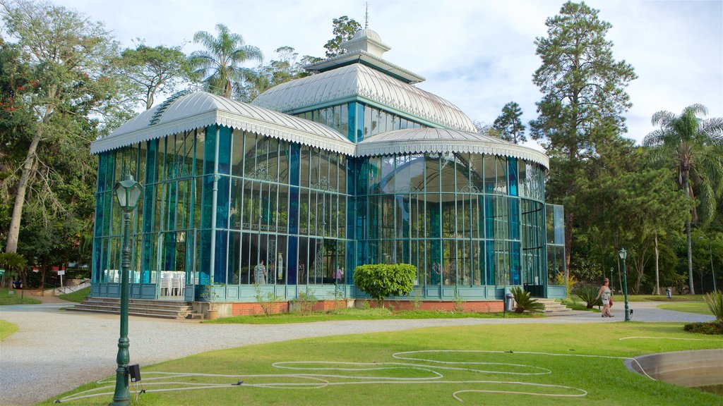 Crystal Palace som viser moderne arkitektur og en park