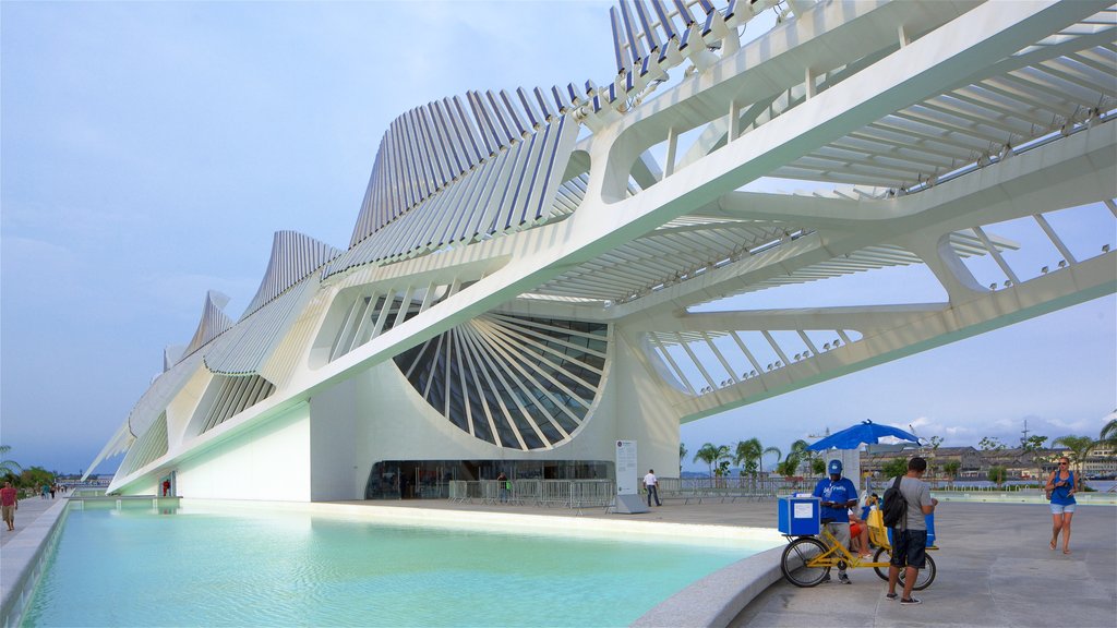 Rio de Janeiro caracterizando um lago e arquitetura moderna