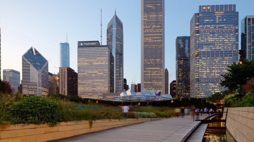 Millennium Park ofreciendo una ciudad, un rascacielos y un atardecer