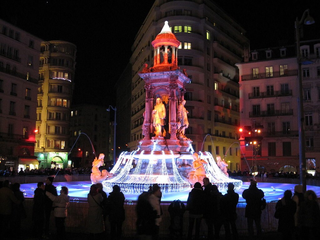 1280px-La_fontaine_des_Jacobins_pendant_la_fe%CC%82te_des_lumie%CC%80res_2010_a%CC%80_Lyon_%282e%CC%80me_arrondissement%29.jpg?1574594315