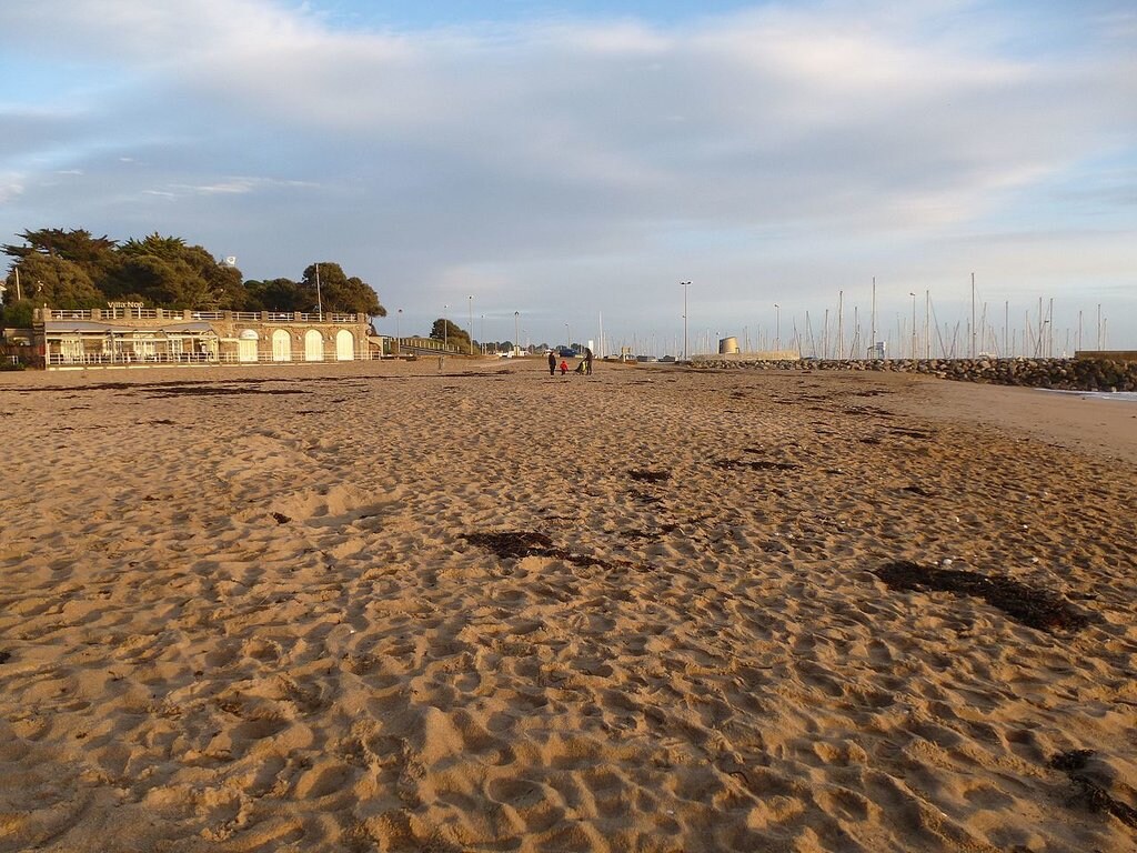 1280px-Coucher_de_soleil_sur_une_plage_de_pornic_-_panoramio.jpg?1579107394