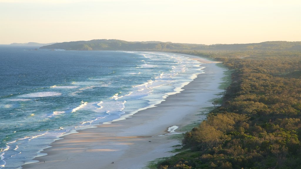 Arakwal National Park caracterizando surfe, uma praia de areia e uma baía ou porto