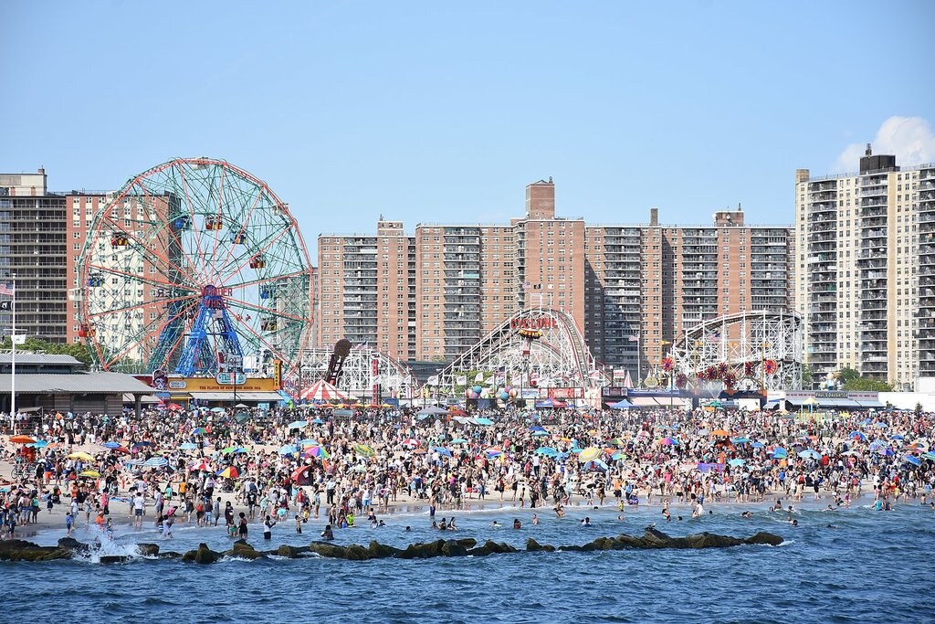 1620px-Coney_Island_beach_and_amusement_parks_%28June_2016%29.jpg?1581962707