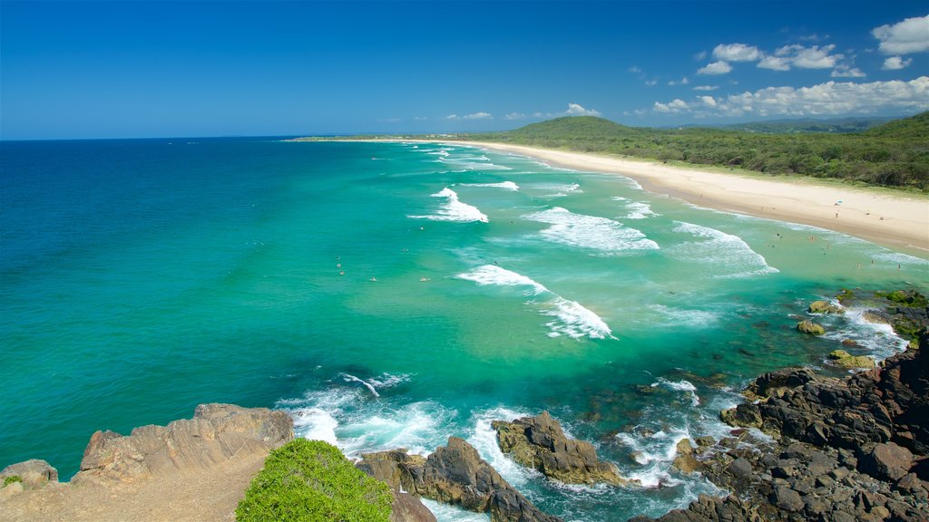 Cabarita Beach que inclui uma baía ou porto, uma praia de areia e litoral acidentado