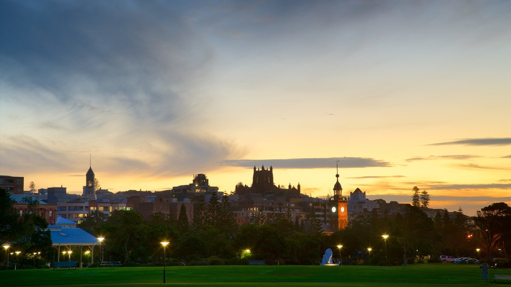 Newcastle caracterizando um pôr do sol e distrito comercial central