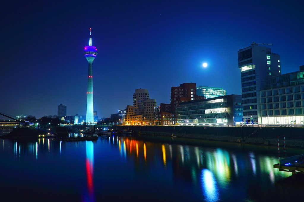 dusseldorf_medienhafen_nacht.jpg?1582122578