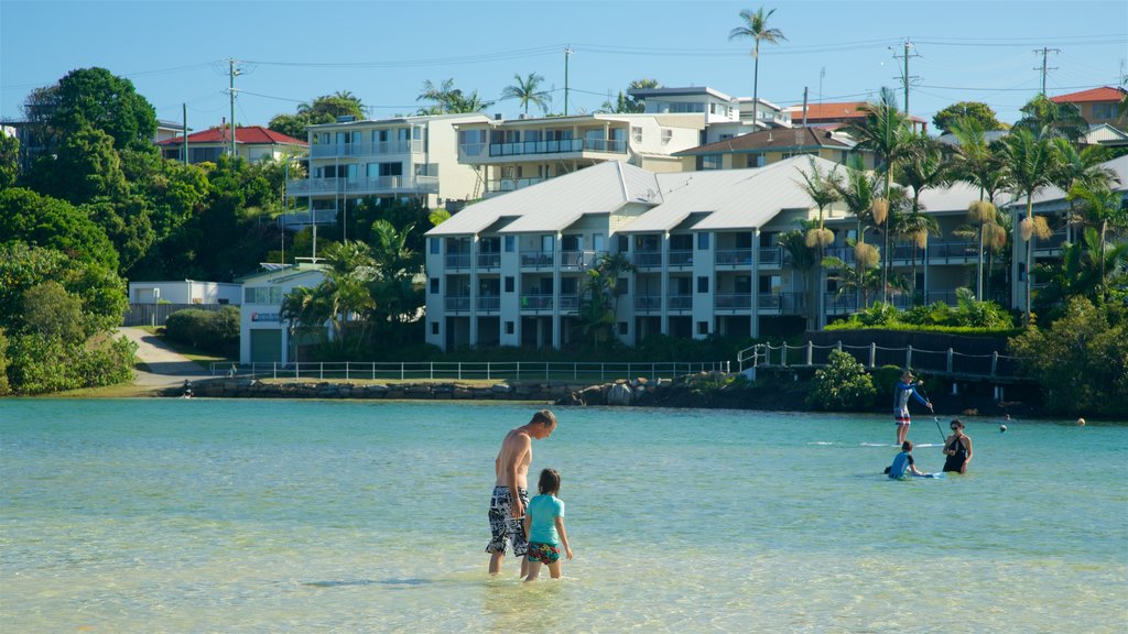 Kingscliff que incluye un lago o abrevadero