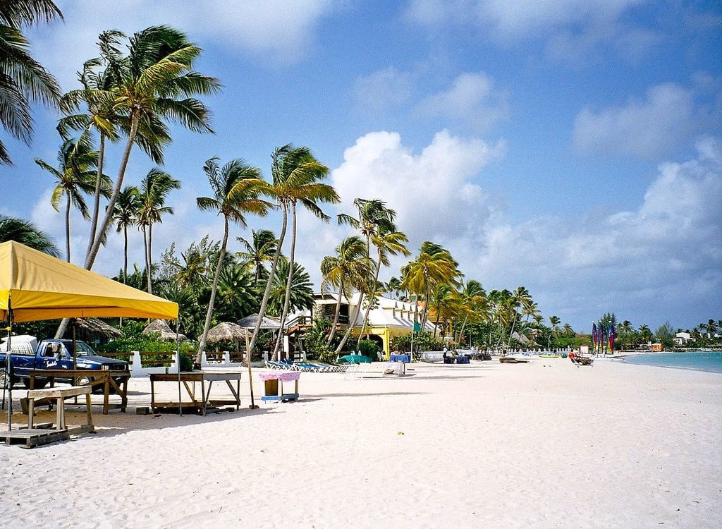 1620px-Antigua_beach_view.jpg?1581880237