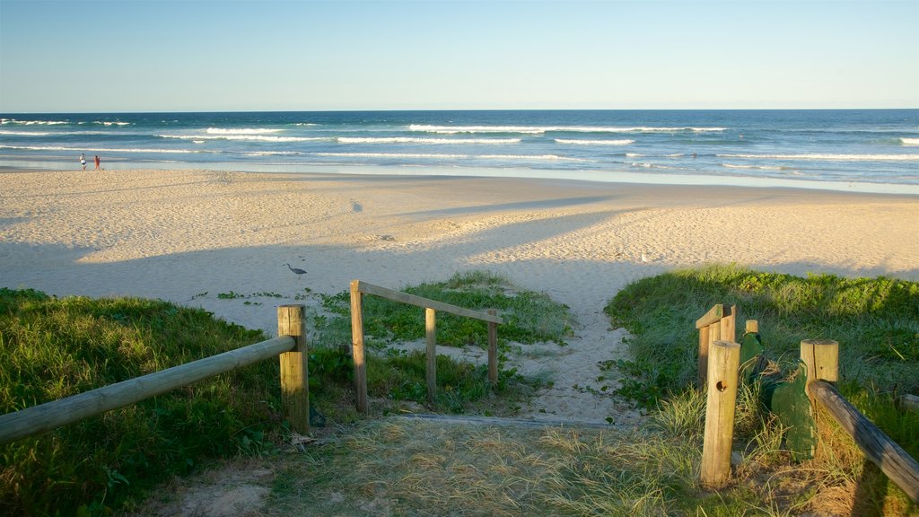 Lennox Head showing a beach