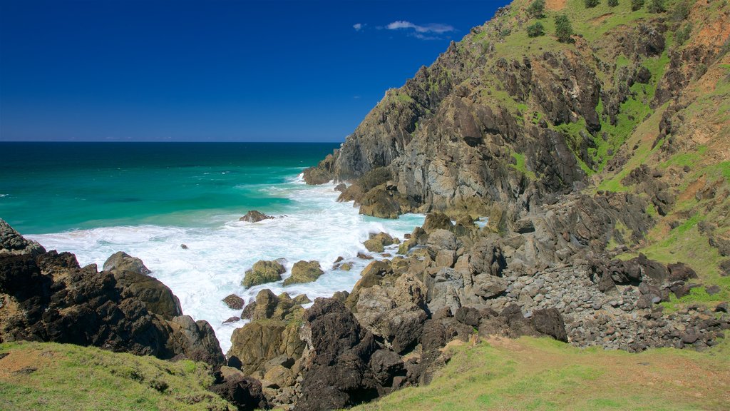 Wategos Beach mostrando litoral rochoso e uma praia