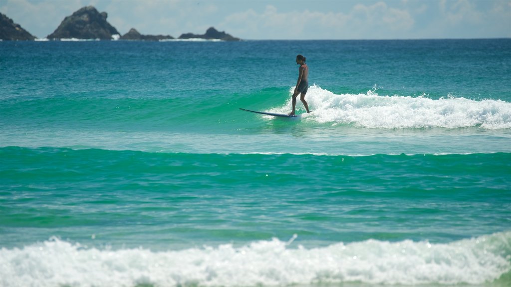 Wategos Beach showing surfing and a sandy beach