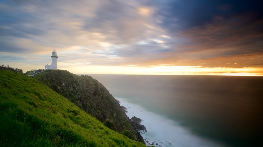 Phare de Cape Byron mettant en vedette un phare et un coucher de soleil