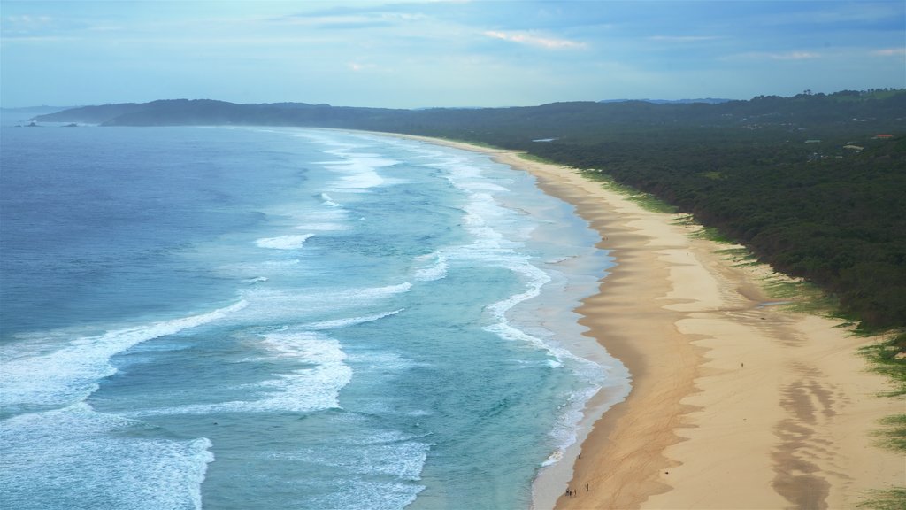 Tallow Beach mostrando uma praia de areia