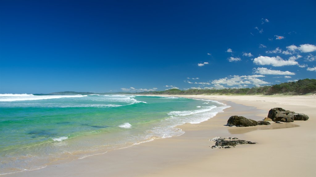 Tallow Beach que inclui litoral acidentado e uma praia de areia