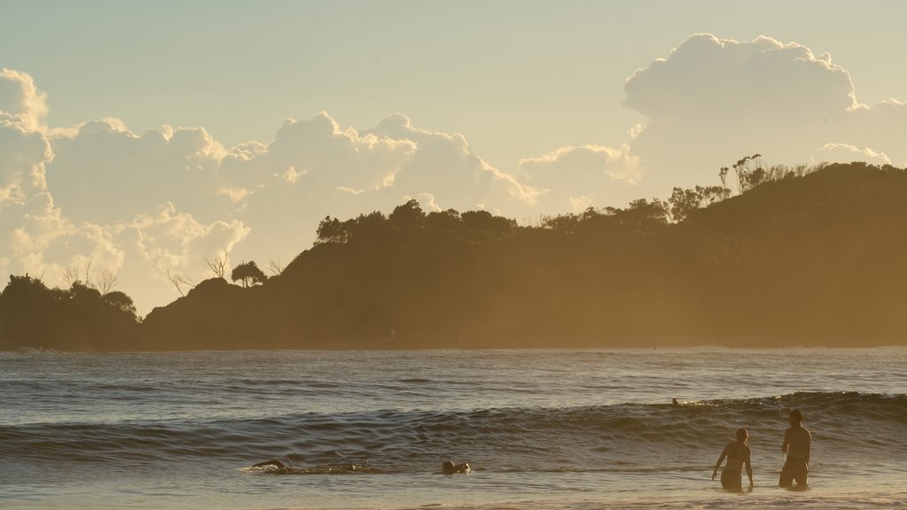 Main Beach showing surf