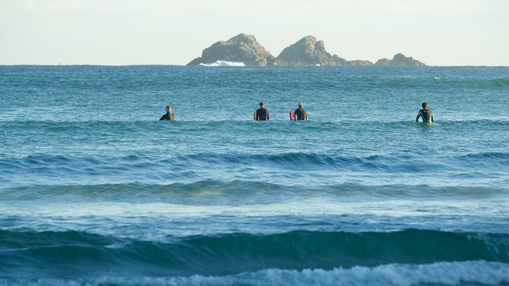 Northern Rivers menampilkan ombak dan pemandangan umum pantai