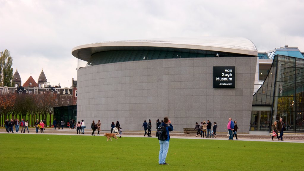 Van Gogh Museum en ook een grote groep mensen