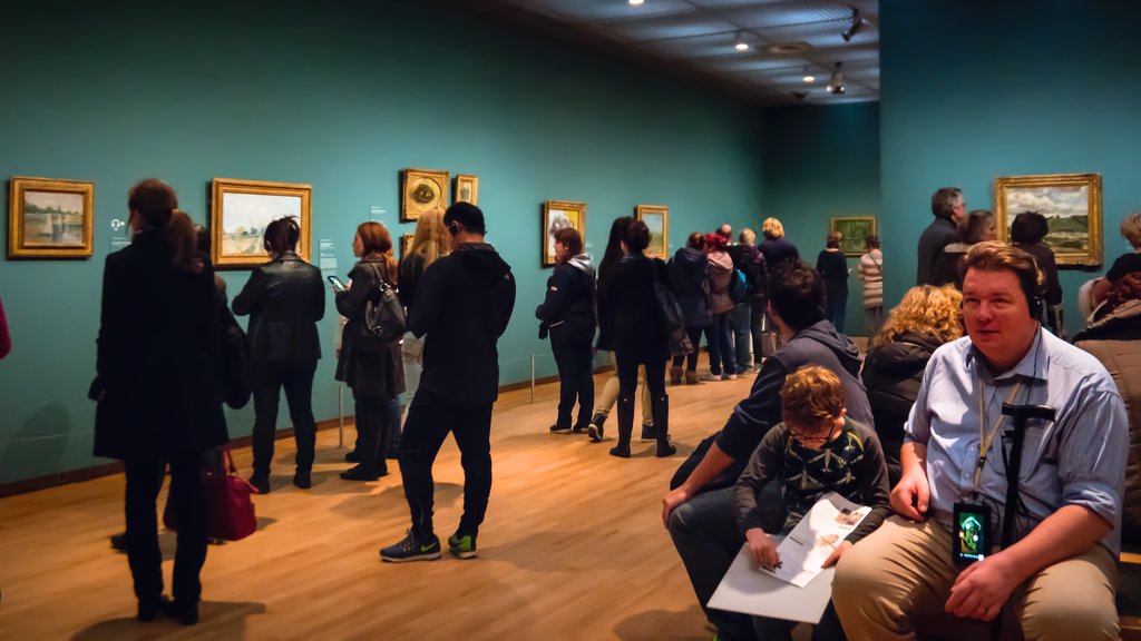 Van Gogh-museet som viser innendørs i tillegg til en stor gruppe med mennesker