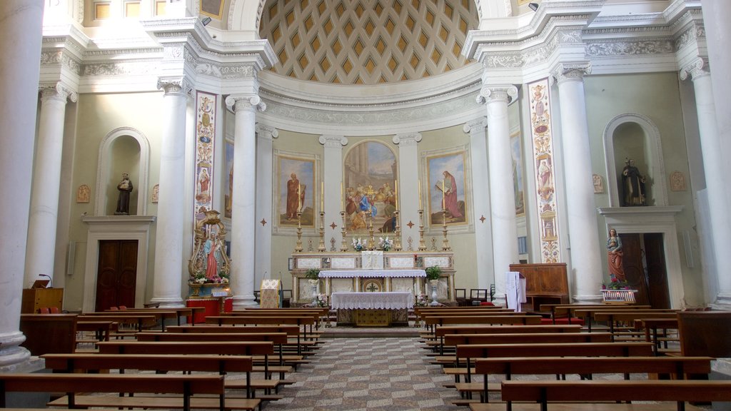 Castiglione del Lago mostrando uma igreja ou catedral e vistas internas