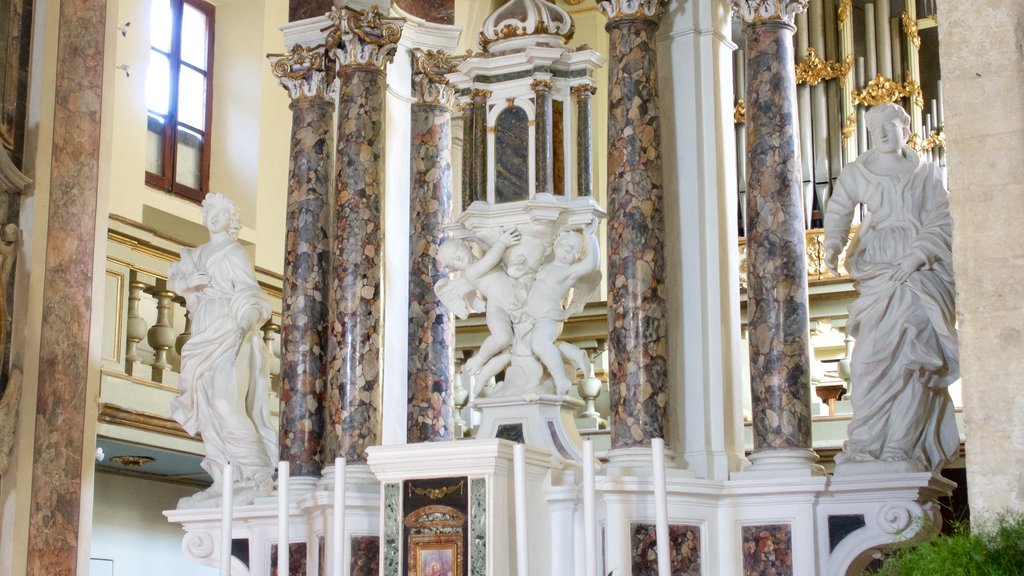 San Quirico d\'Orcia ofreciendo una estatua o escultura, vistas interiores y una iglesia o catedral