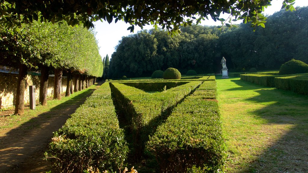 San Quirico d\'Orcia que incluye un parque y una estatua o escultura