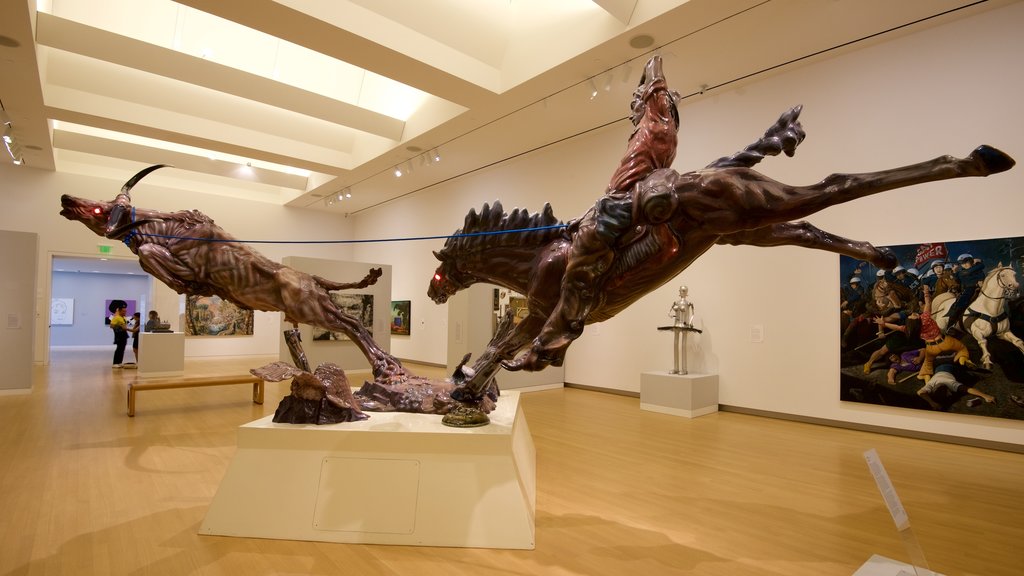 Crocker Art Museum que incluye vistas interiores