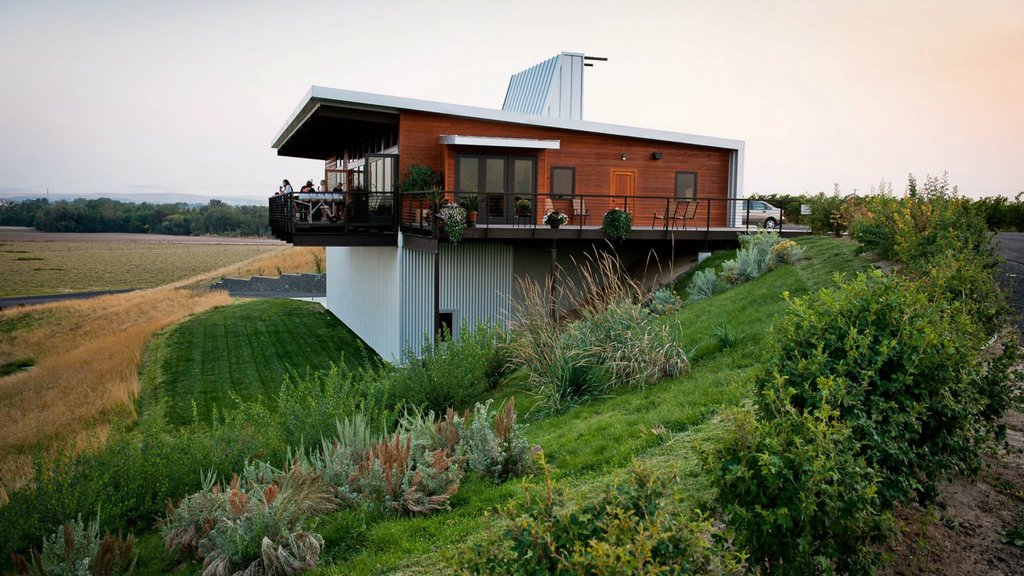 Walla Walla showing a house and farmland