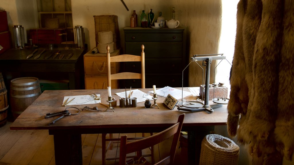 Fort Sutter State Historical Park mostrando vistas interiores