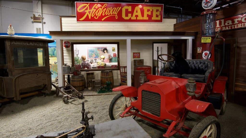 California Automobile Museum que incluye vistas interiores, señalización y elementos del patrimonio