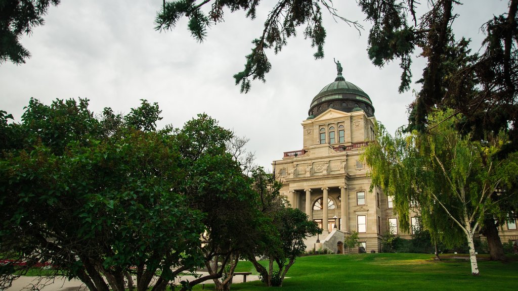 Helena mostrando um edifício administrativo, um parque e arquitetura de patrimônio