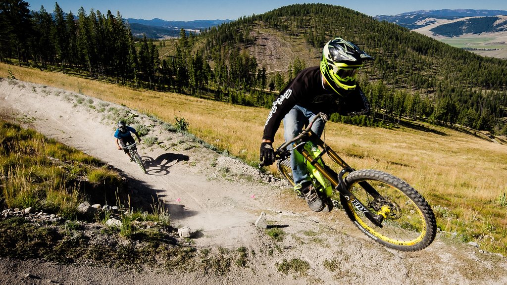 Discovery Ski Area mostrando escenas tranquilas y bicicletas de montaña y también un hombre