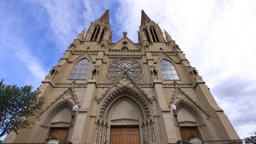 Cathedral of St. Helena ofreciendo una iglesia o catedral y arquitectura patrimonial