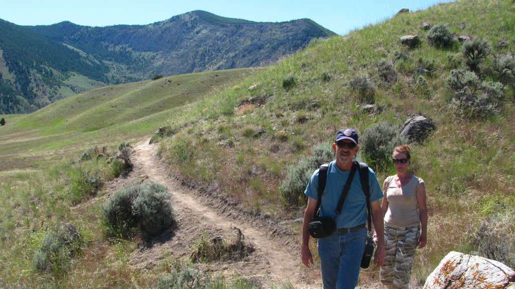 Butte which includes a garden as well as a couple