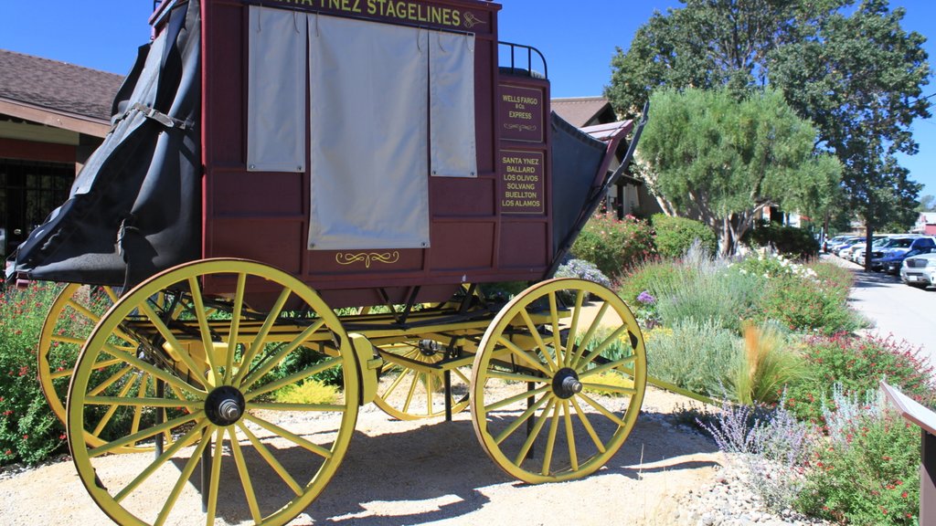 Santa Ynez Valley mostrando señalización y elementos patrimoniales