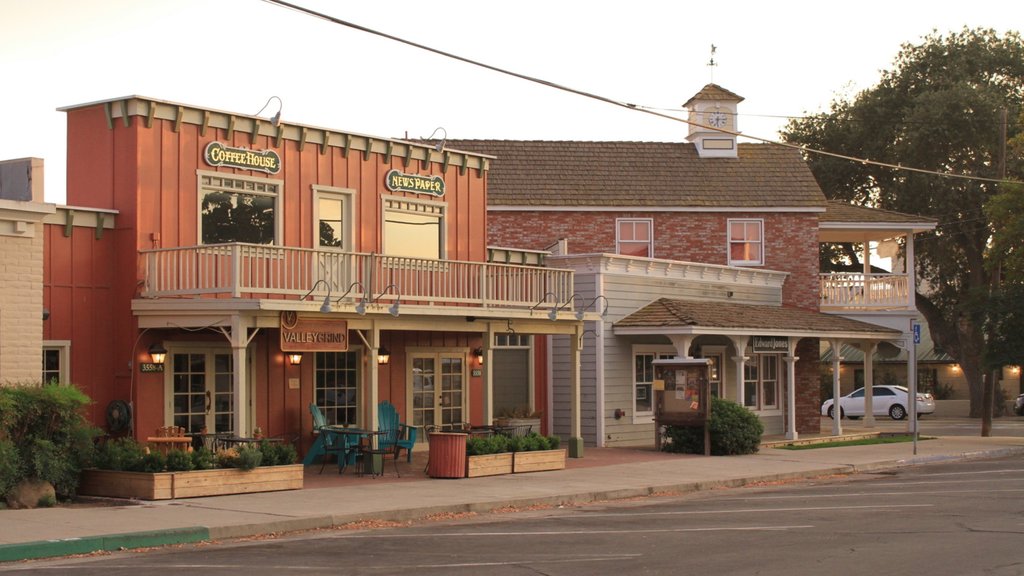 Santa Ynez Valley showing street scenes