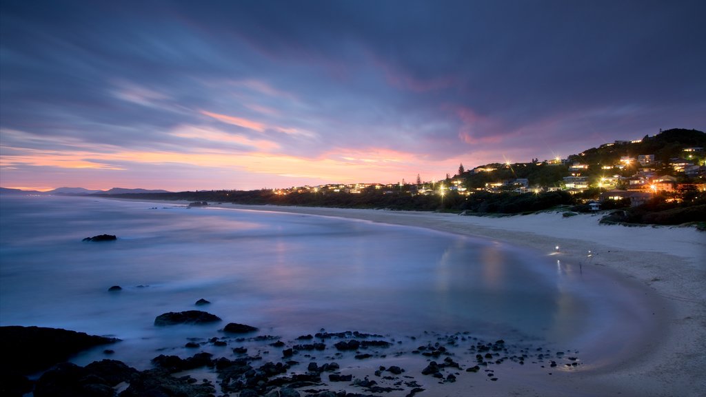 Port Macquarie som omfatter en bugt eller havn, en solnedgang og en sandstrand