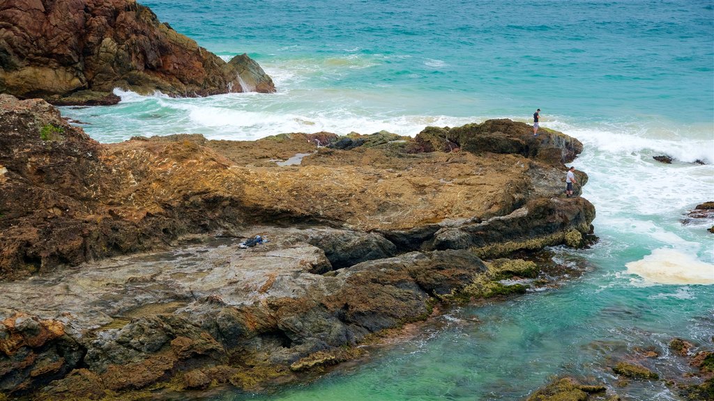 Port Macquarie que inclui litoral rochoso e uma baía ou porto