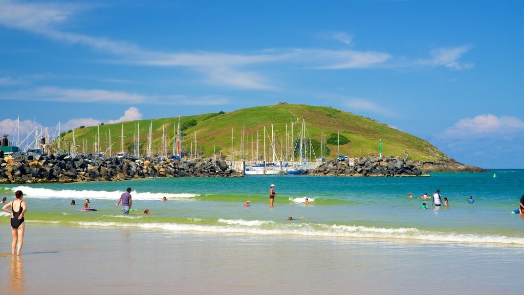 Coffs Harbour which includes swimming, rocky coastline and waves