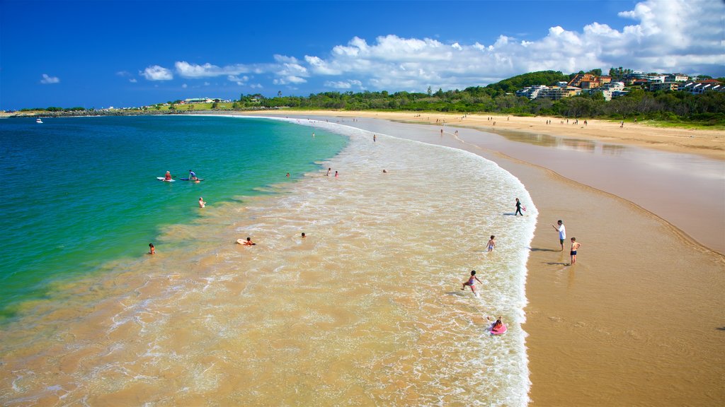 Coffs Harbour mostrando una bahía o un puerto, una playa de arena y natación