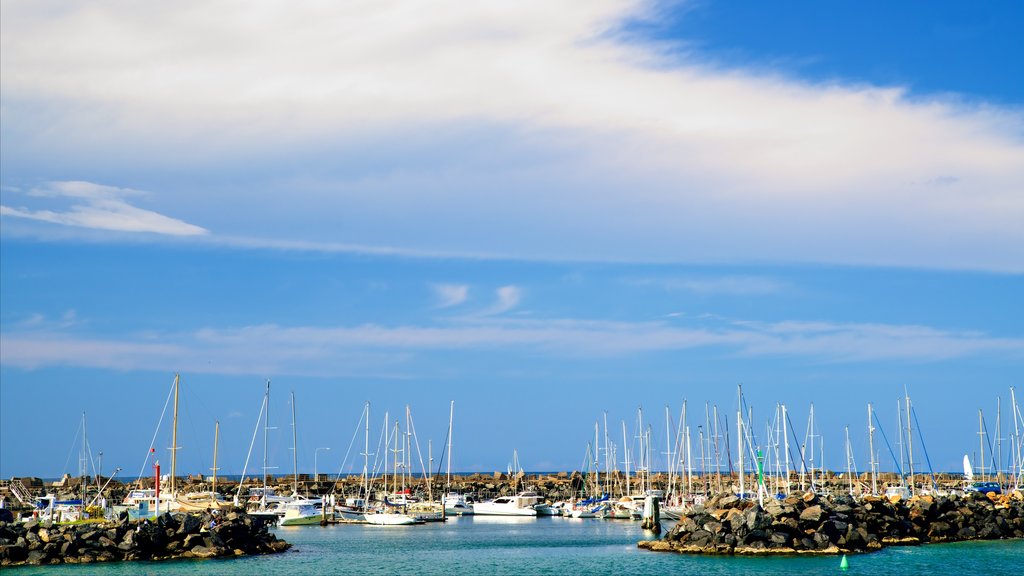 Coffs Harbour mostrando una marina y una bahía o puerto