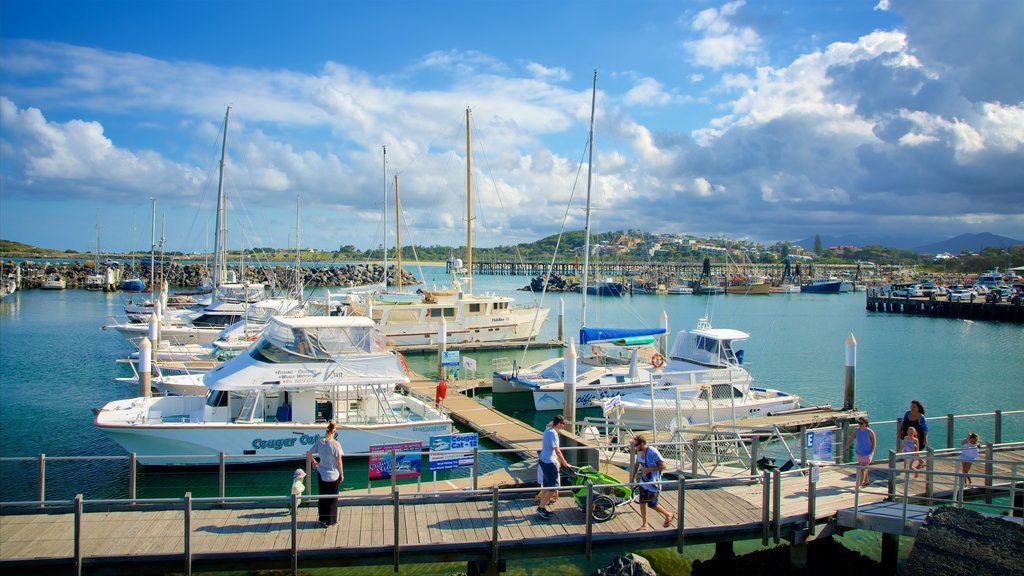 Puerto deportivo y recreativo de Coffs Harbour mostrando una marina y también un pequeño grupo de personas