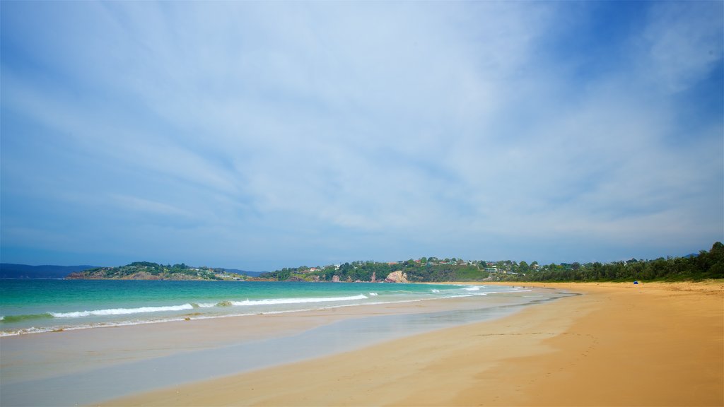 Playa de Aslings que incluye vistas generales de la costa y una playa