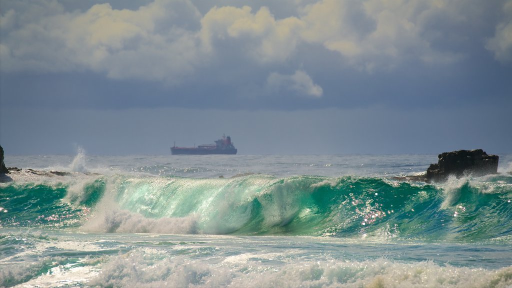 Wollongong South Beach som omfatter udsigt over kystområde og surfing