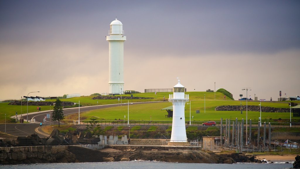 North Wollongong showing a sunset and a lighthouse